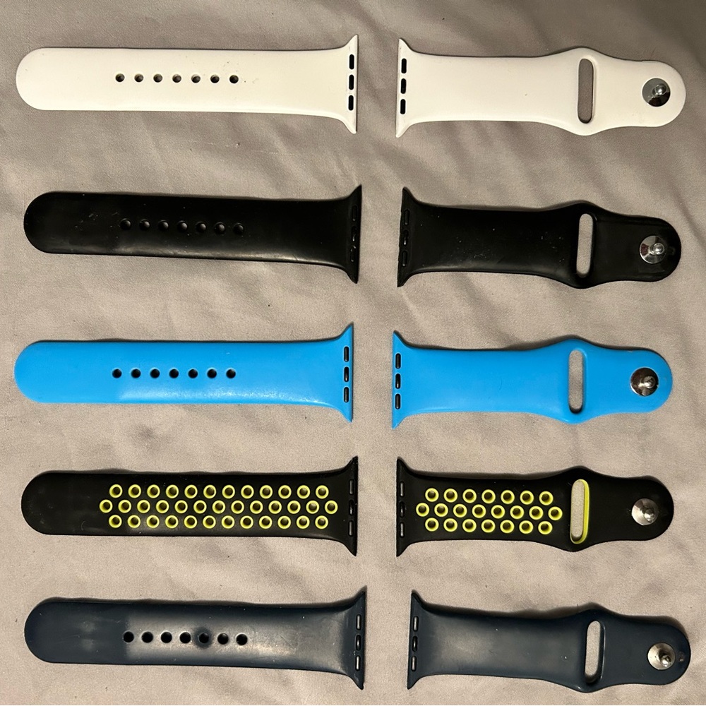 5 silicone Apple Watch wristbands.